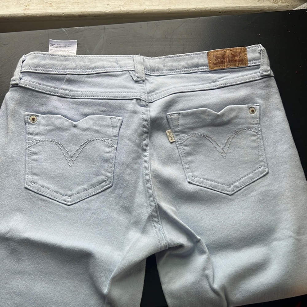 Levis capris